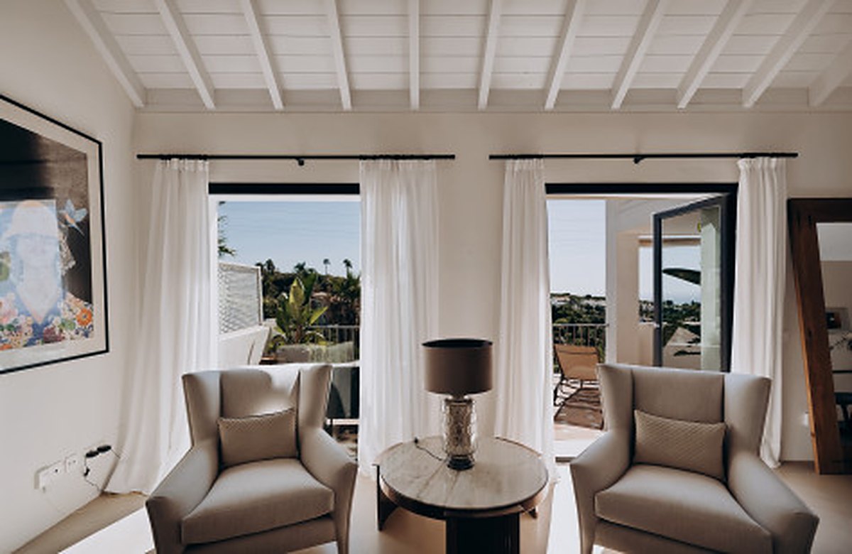 FOR SALE 🏡 Renovated Four-Bedroom Townhouse with Panoramic Sea Views and Cinema Room – Marbella Hill Club, Golden Mile, Marbella 🇪🇸