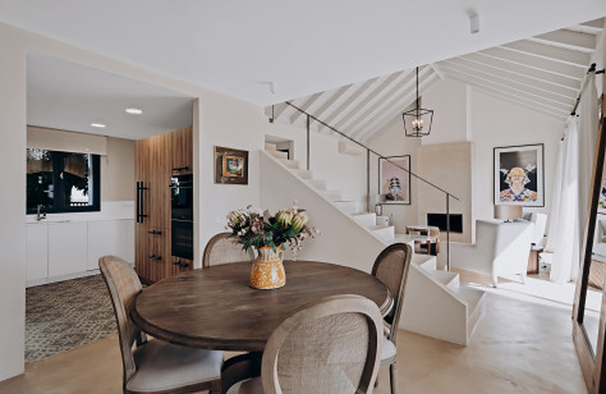 FOR SALE 🏡 Renovated Four-Bedroom Townhouse with Panoramic Sea Views and Cinema Room – Marbella Hill Club, Golden Mile, Marbella 🇪🇸