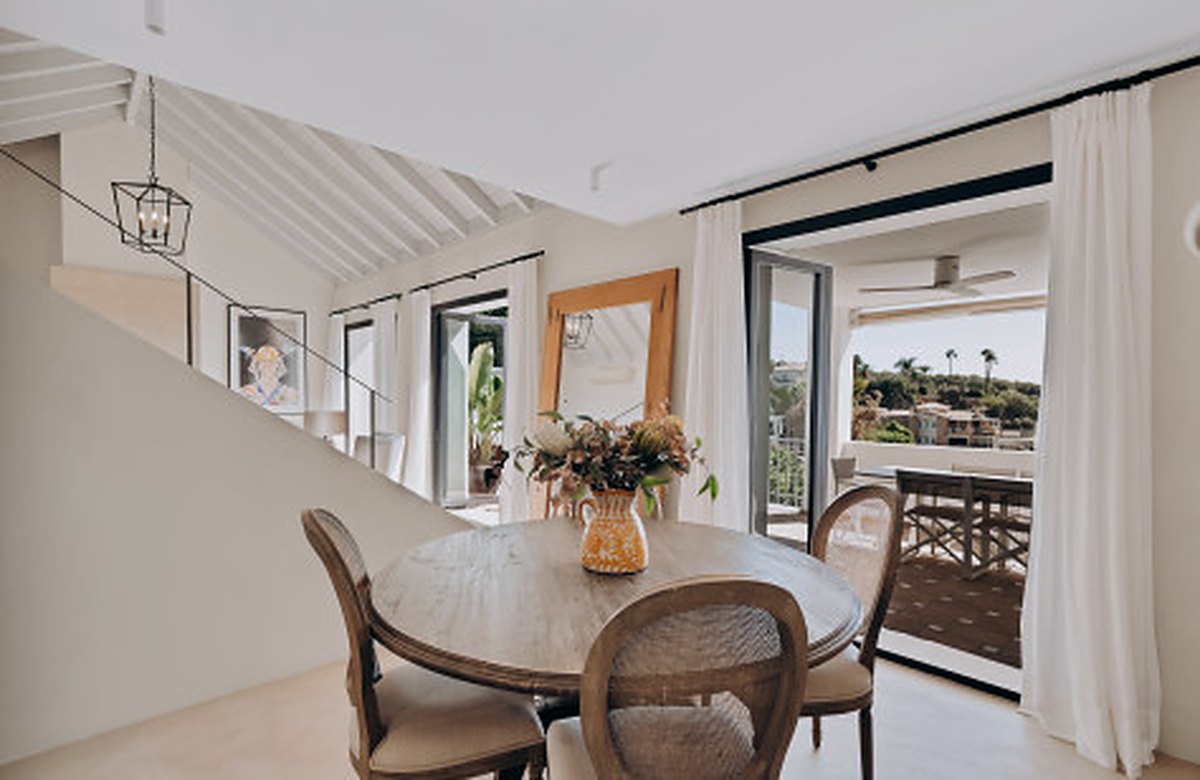 FOR SALE 🏡 Renovated Four-Bedroom Townhouse with Panoramic Sea Views and Cinema Room – Marbella Hill Club, Golden Mile, Marbella 🇪🇸