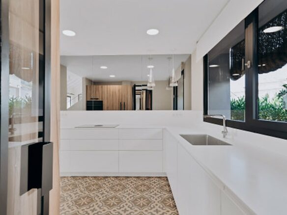 FOR SALE 🏡 Renovated Four-Bedroom Townhouse with Panoramic Sea Views and Cinema Room – Marbella Hill Club, Golden Mile, Marbella 🇪🇸