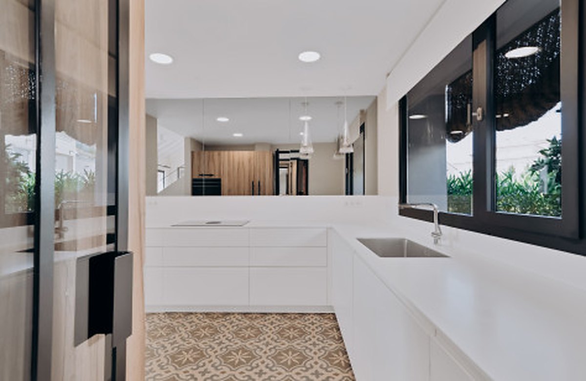 FOR SALE 🏡 Renovated Four-Bedroom Townhouse with Panoramic Sea Views and Cinema Room – Marbella Hill Club, Golden Mile, Marbella 🇪🇸