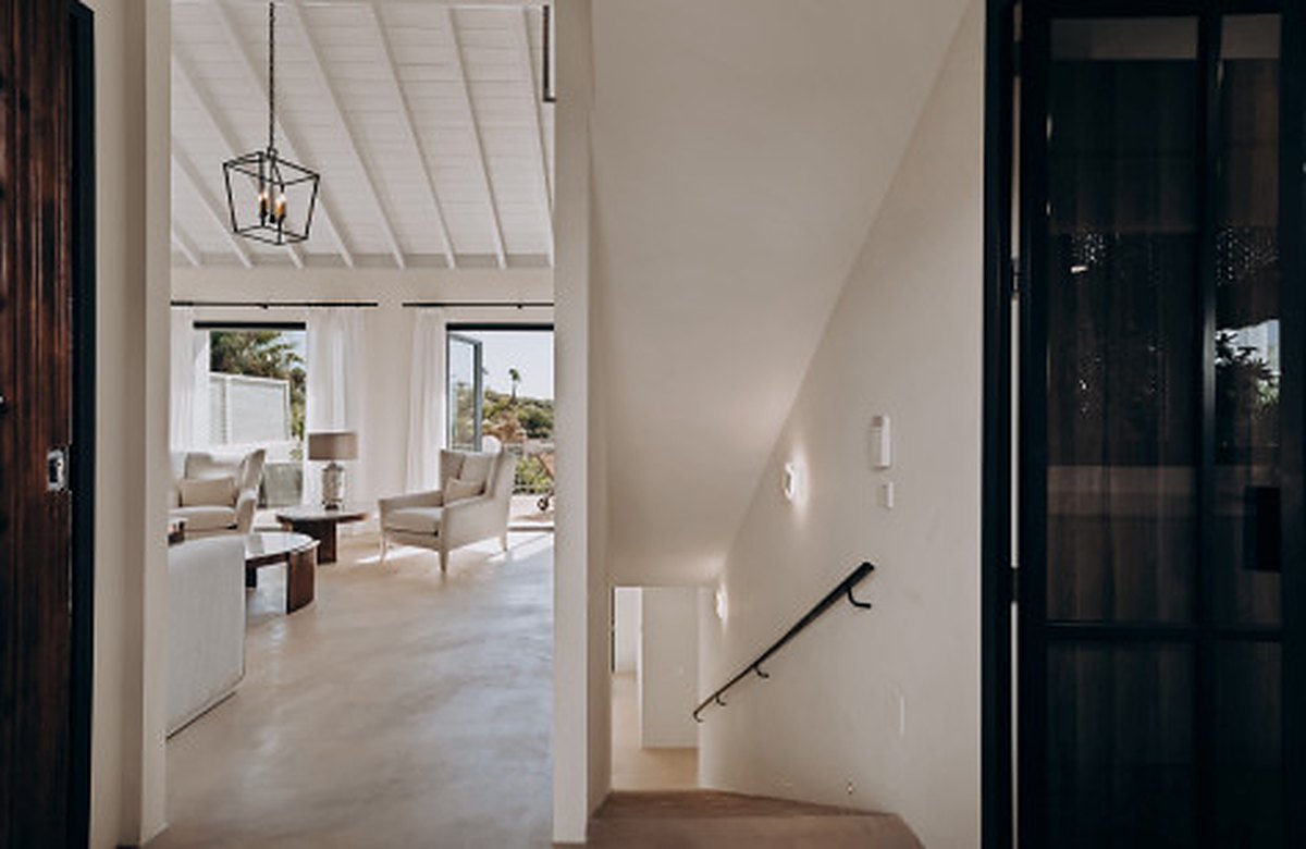 FOR SALE 🏡 Renovated Four-Bedroom Townhouse with Panoramic Sea Views and Cinema Room – Marbella Hill Club, Golden Mile, Marbella 🇪🇸