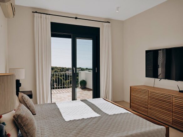 FOR SALE 🏡 Renovated Four-Bedroom Townhouse with Panoramic Sea Views and Cinema Room – Marbella Hill Club, Golden Mile, Marbella 🇪🇸