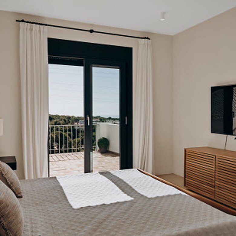 FOR SALE 🏡 Renovated Four-Bedroom Townhouse with Panoramic Sea Views and Cinema Room – Marbella Hill Club, Golden Mile, Marbella 🇪🇸