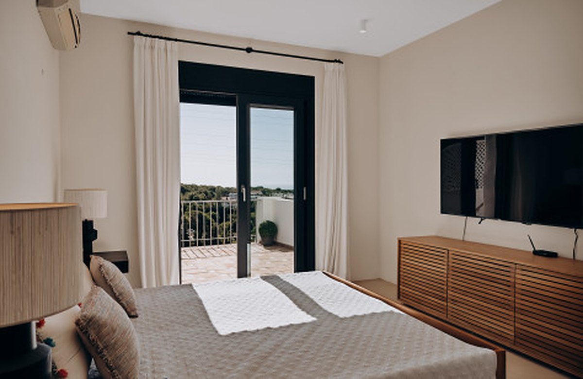 FOR SALE 🏡 Renovated Four-Bedroom Townhouse with Panoramic Sea Views and Cinema Room – Marbella Hill Club, Golden Mile, Marbella 🇪🇸