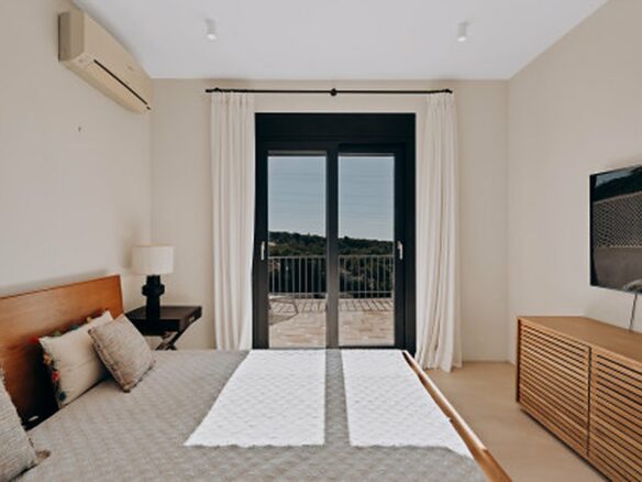 FOR SALE 🏡 Renovated Four-Bedroom Townhouse with Panoramic Sea Views and Cinema Room – Marbella Hill Club, Golden Mile, Marbella 🇪🇸