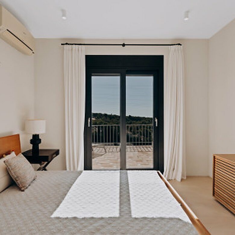 FOR SALE 🏡 Renovated Four-Bedroom Townhouse with Panoramic Sea Views and Cinema Room – Marbella Hill Club, Golden Mile, Marbella 🇪🇸
