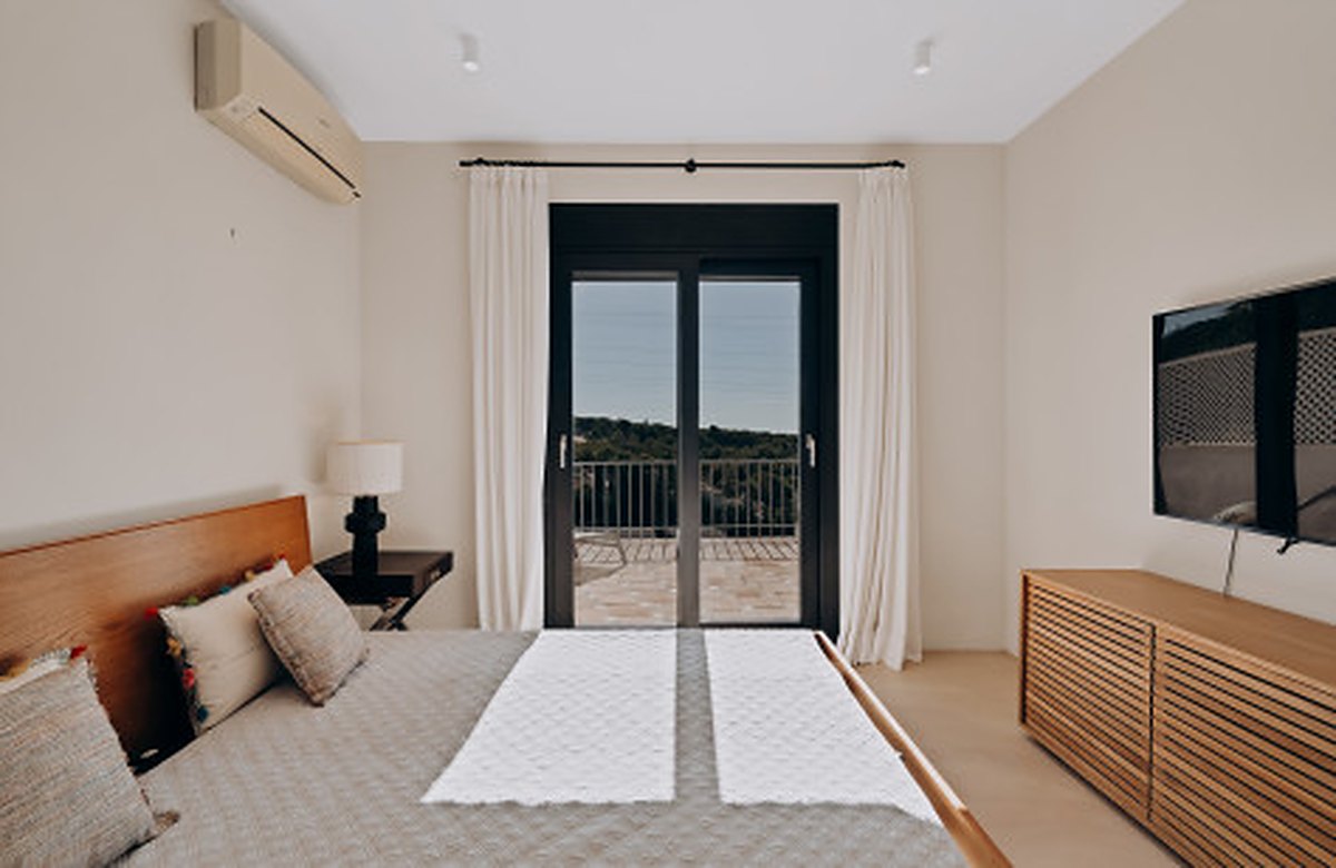 FOR SALE 🏡 Renovated Four-Bedroom Townhouse with Panoramic Sea Views and Cinema Room – Marbella Hill Club, Golden Mile, Marbella 🇪🇸