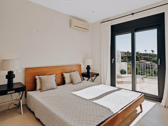 FOR SALE 🏡 Renovated Four-Bedroom Townhouse with Panoramic Sea Views and Cinema Room – Marbella Hill Club, Golden Mile, Marbella 🇪🇸