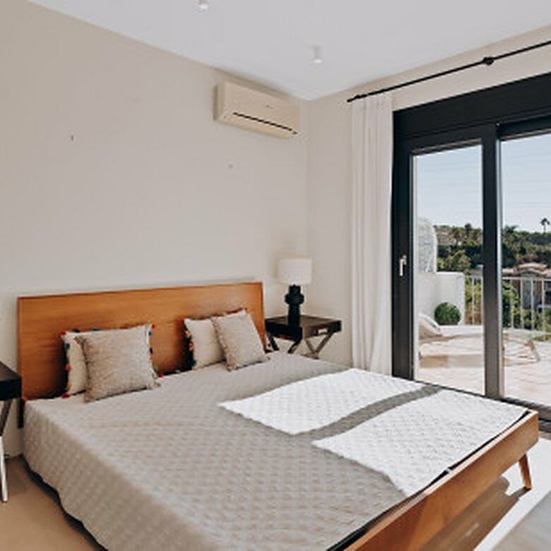 FOR SALE 🏡 Renovated Four-Bedroom Townhouse with Panoramic Sea Views and Cinema Room – Marbella Hill Club, Golden Mile, Marbella 🇪🇸