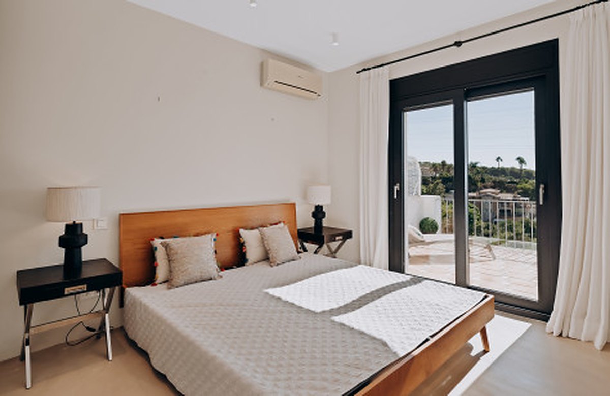 FOR SALE 🏡 Renovated Four-Bedroom Townhouse with Panoramic Sea Views and Cinema Room – Marbella Hill Club, Golden Mile, Marbella 🇪🇸