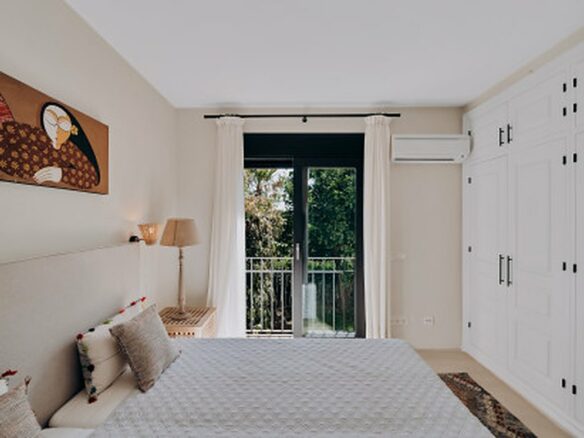 FOR SALE 🏡 Renovated Four-Bedroom Townhouse with Panoramic Sea Views and Cinema Room – Marbella Hill Club, Golden Mile, Marbella 🇪🇸