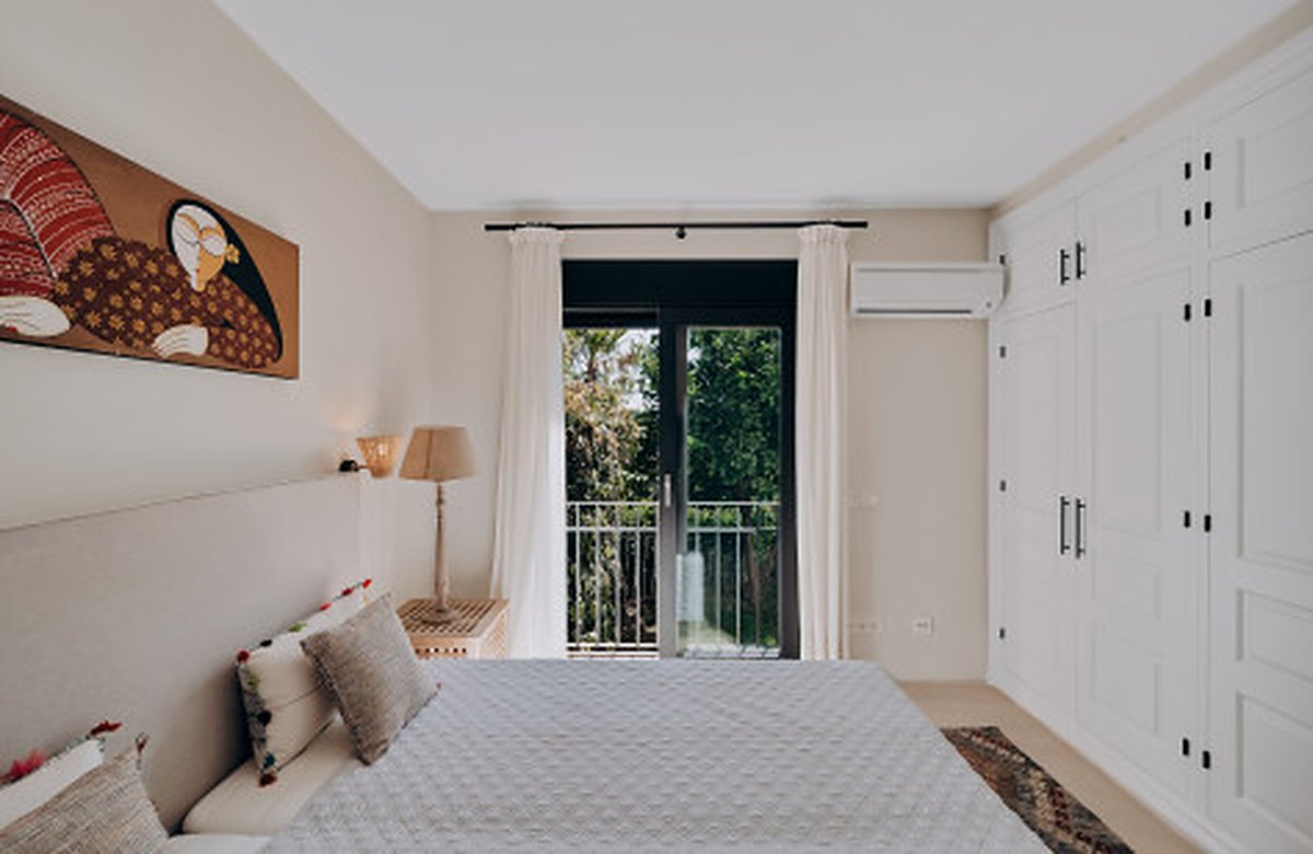 FOR SALE 🏡 Renovated Four-Bedroom Townhouse with Panoramic Sea Views and Cinema Room – Marbella Hill Club, Golden Mile, Marbella 🇪🇸