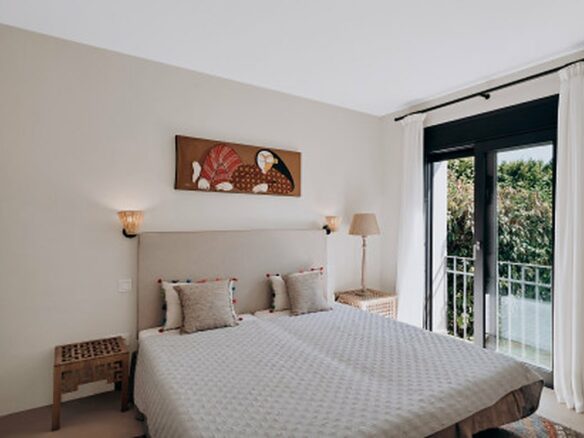 FOR SALE 🏡 Renovated Four-Bedroom Townhouse with Panoramic Sea Views and Cinema Room – Marbella Hill Club, Golden Mile, Marbella 🇪🇸