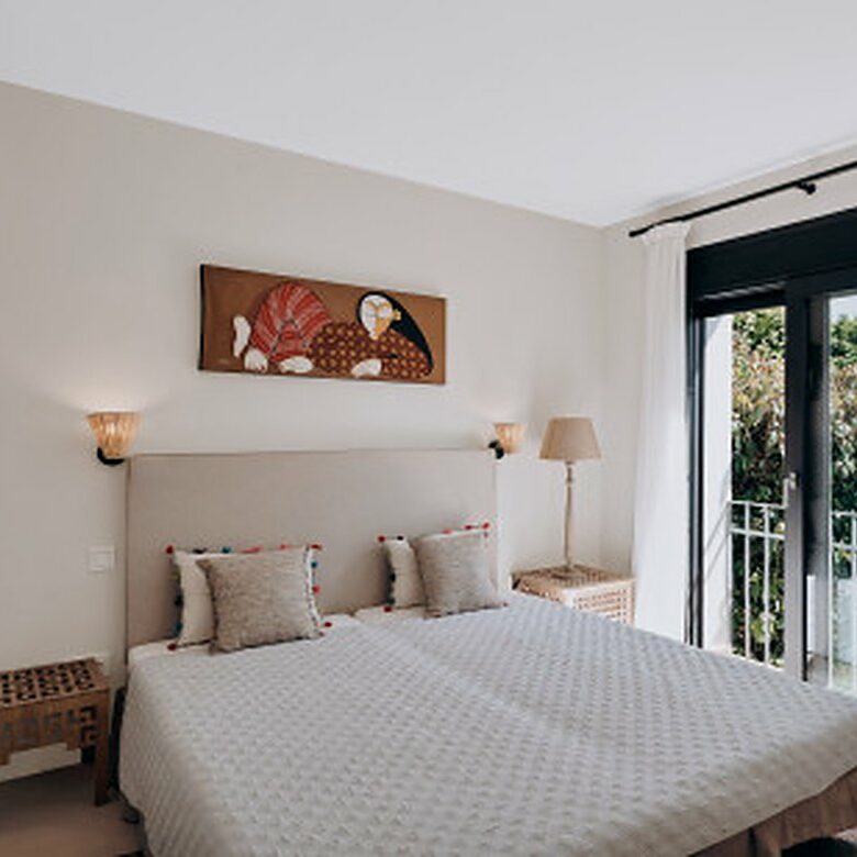 FOR SALE 🏡 Renovated Four-Bedroom Townhouse with Panoramic Sea Views and Cinema Room – Marbella Hill Club, Golden Mile, Marbella 🇪🇸