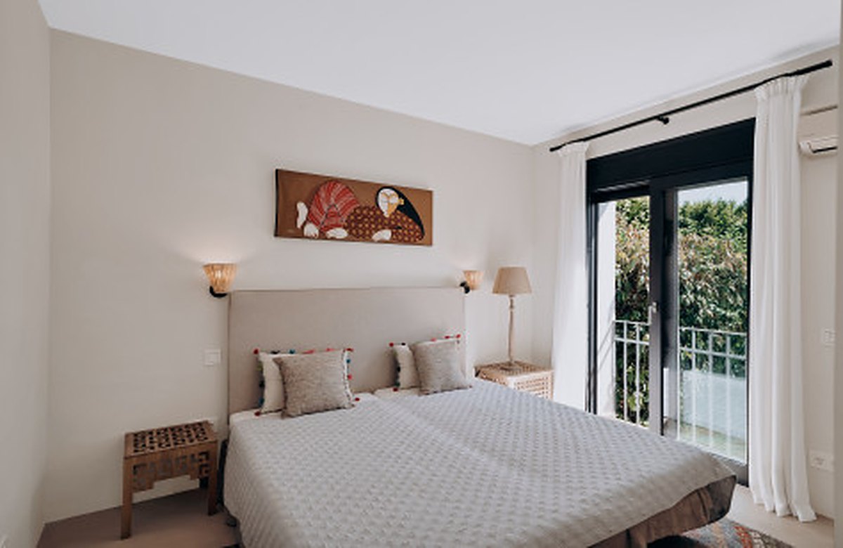 FOR SALE 🏡 Renovated Four-Bedroom Townhouse with Panoramic Sea Views and Cinema Room – Marbella Hill Club, Golden Mile, Marbella 🇪🇸