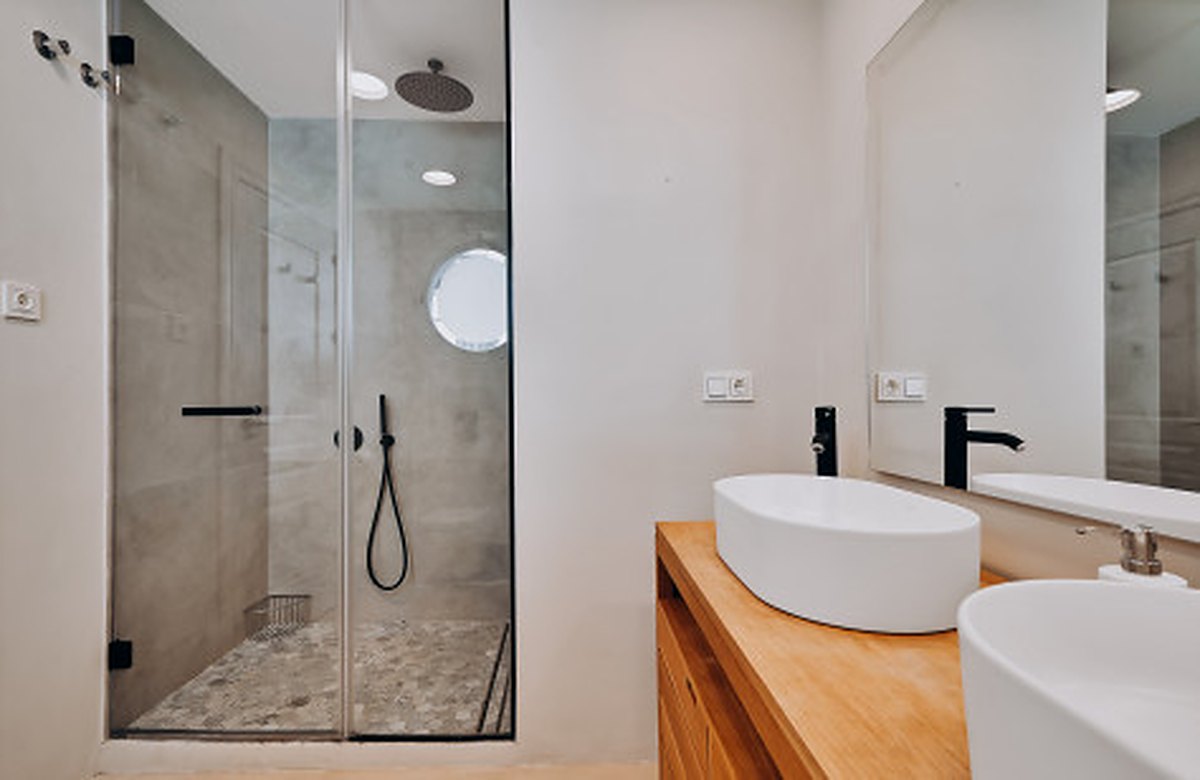 FOR SALE 🏡 Renovated Four-Bedroom Townhouse with Panoramic Sea Views and Cinema Room – Marbella Hill Club, Golden Mile, Marbella 🇪🇸