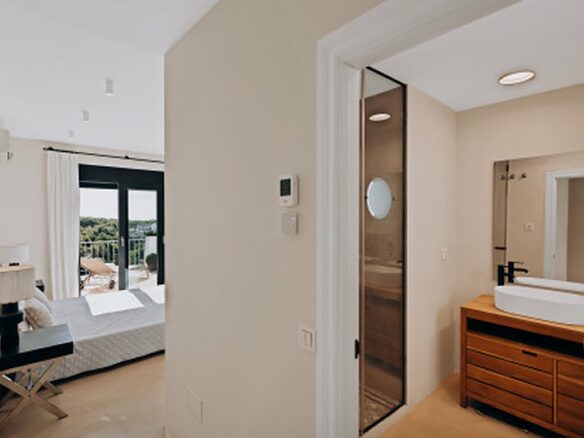 FOR SALE 🏡 Renovated Four-Bedroom Townhouse with Panoramic Sea Views and Cinema Room – Marbella Hill Club, Golden Mile, Marbella 🇪🇸
