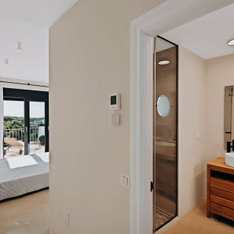 FOR SALE 🏡 Renovated Four-Bedroom Townhouse with Panoramic Sea Views and Cinema Room – Marbella Hill Club, Golden Mile, Marbella 🇪🇸
