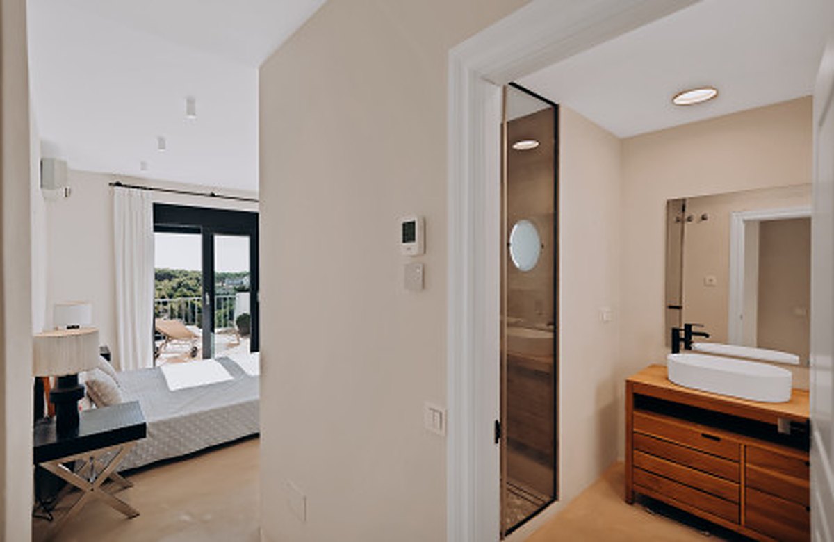 FOR SALE 🏡 Renovated Four-Bedroom Townhouse with Panoramic Sea Views and Cinema Room – Marbella Hill Club, Golden Mile, Marbella 🇪🇸