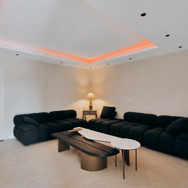 FOR SALE 🏡 Renovated Four-Bedroom Townhouse with Panoramic Sea Views and Cinema Room – Marbella Hill Club, Golden Mile, Marbella 🇪🇸