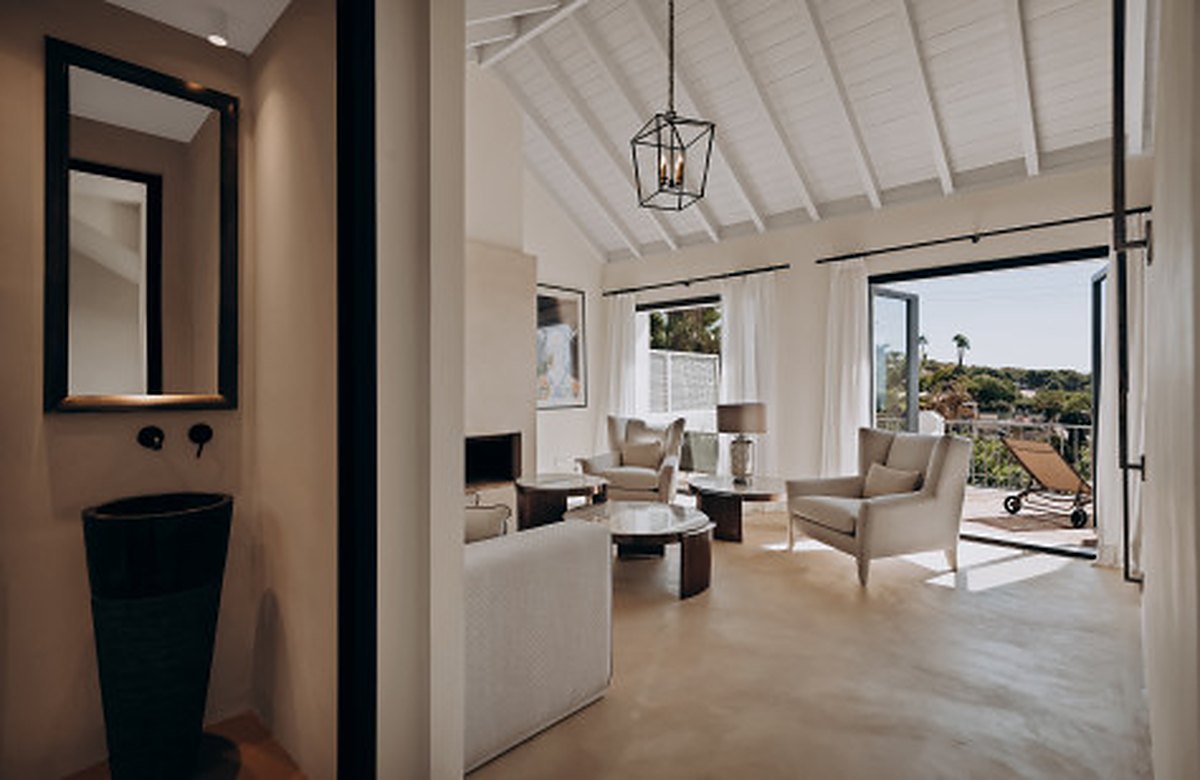 FOR SALE 🏡 Renovated Four-Bedroom Townhouse with Panoramic Sea Views and Cinema Room – Marbella Hill Club, Golden Mile, Marbella 🇪🇸