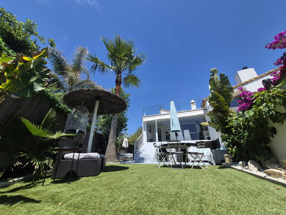 FOR SALE 🏡 Beachside Three-Bedroom Villa with Two Roof Terraces in a Gated Resort Community – Bahía Dorada, Estepona 🇪🇸