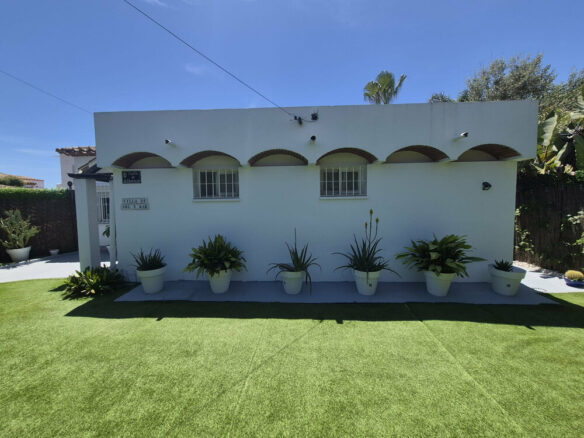 FOR SALE 🏡 Beachside Three-Bedroom Villa with Two Roof Terraces in a Gated Resort Community – Bahía Dorada, Estepona 🇪🇸