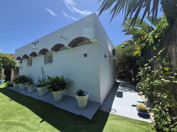 FOR SALE 🏡 Beachside Three-Bedroom Villa with Two Roof Terraces in a Gated Resort Community – Bahía Dorada, Estepona 🇪🇸