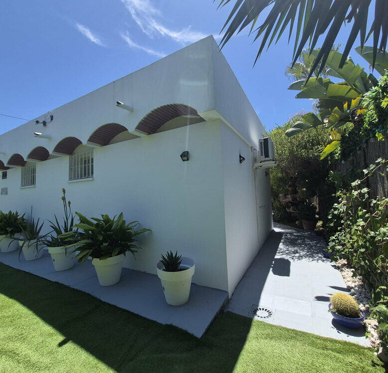 FOR SALE 🏡 Beachside Three-Bedroom Villa with Two Roof Terraces in a Gated Resort Community – Bahía Dorada, Estepona 🇪🇸