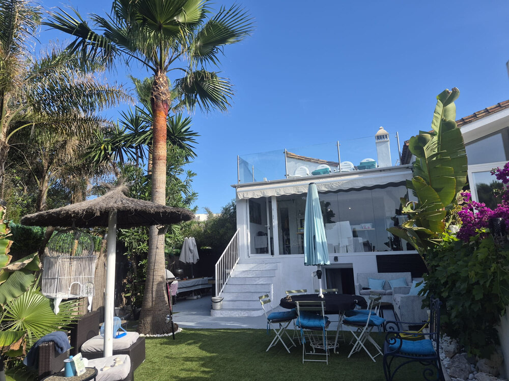 FOR SALE 🏡 Beachside Three-Bedroom Villa with Two Roof Terraces in a Gated Resort Community – Bahía Dorada, Estepona 🇪🇸