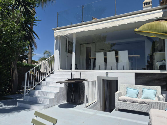 FOR SALE 🏡 Beachside Three-Bedroom Villa with Two Roof Terraces in a Gated Resort Community – Bahía Dorada, Estepona 🇪🇸