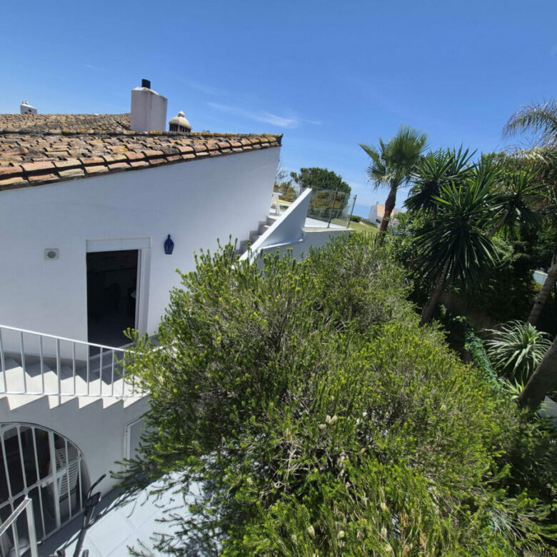 FOR SALE 🏡 Beachside Three-Bedroom Villa with Two Roof Terraces in a Gated Resort Community – Bahía Dorada, Estepona 🇪🇸