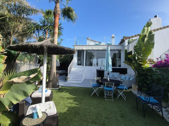 FOR SALE 🏡 Beachside Three-Bedroom Villa with Two Roof Terraces in a Gated Resort Community – Bahía Dorada, Estepona 🇪🇸