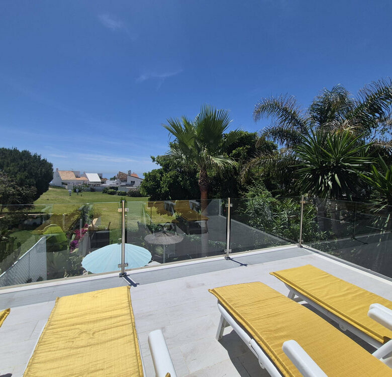 FOR SALE 🏡 Beachside Three-Bedroom Villa with Two Roof Terraces in a Gated Resort Community – Bahía Dorada, Estepona 🇪🇸