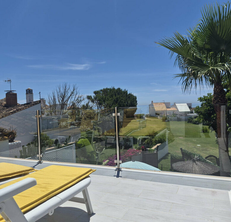 FOR SALE 🏡 Beachside Three-Bedroom Villa with Two Roof Terraces in a Gated Resort Community – Bahía Dorada, Estepona 🇪🇸