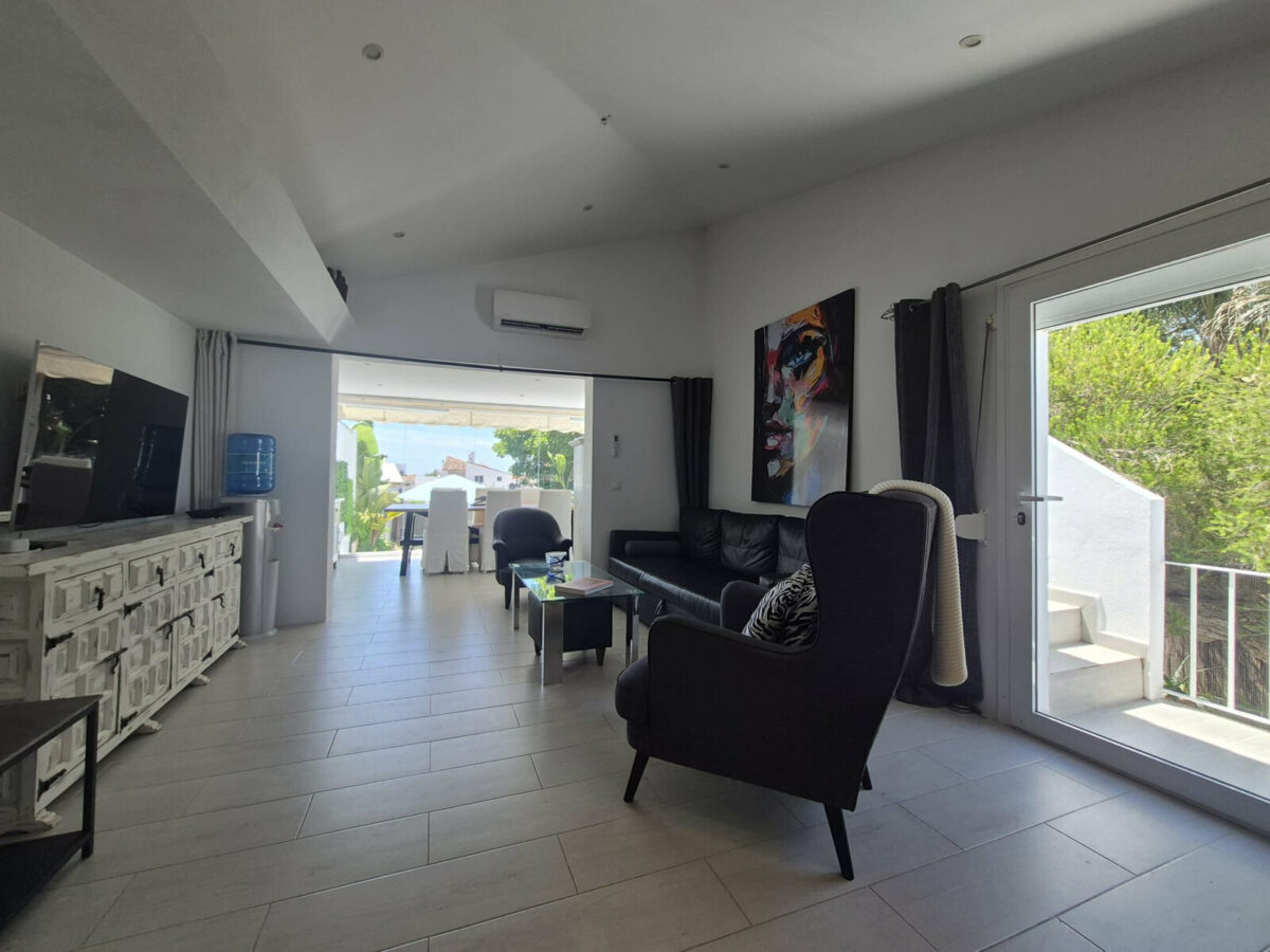 FOR SALE 🏡 Beachside Three-Bedroom Villa with Two Roof Terraces in a Gated Resort Community – Bahía Dorada, Estepona 🇪🇸