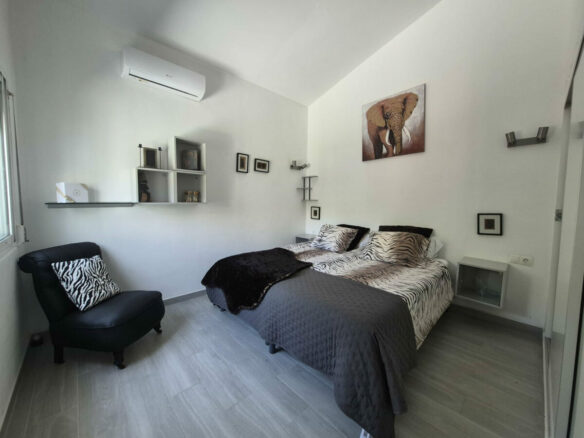 FOR SALE 🏡 Beachside Three-Bedroom Villa with Two Roof Terraces in a Gated Resort Community – Bahía Dorada, Estepona 🇪🇸