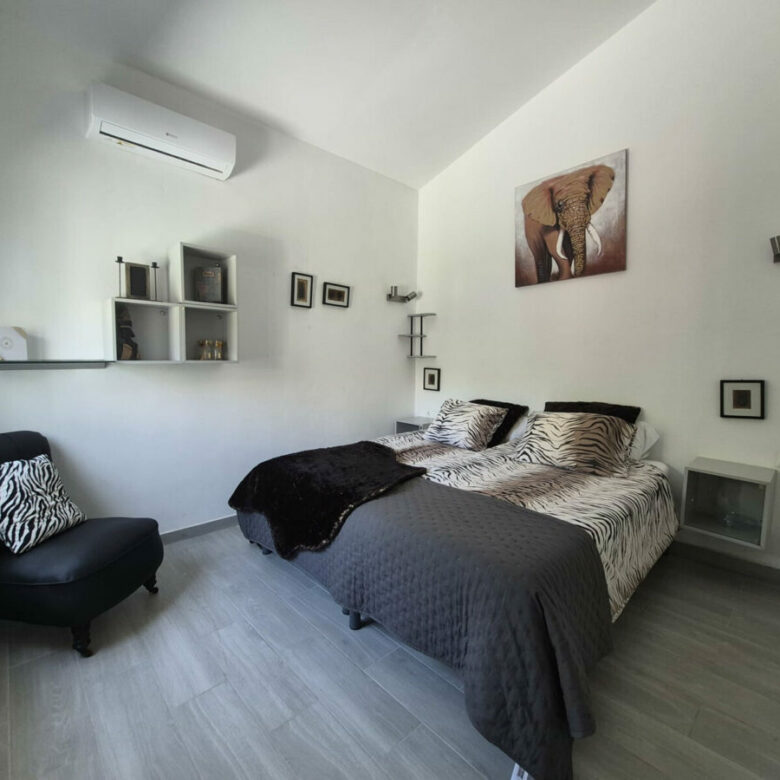 FOR SALE 🏡 Beachside Three-Bedroom Villa with Two Roof Terraces in a Gated Resort Community – Bahía Dorada, Estepona 🇪🇸