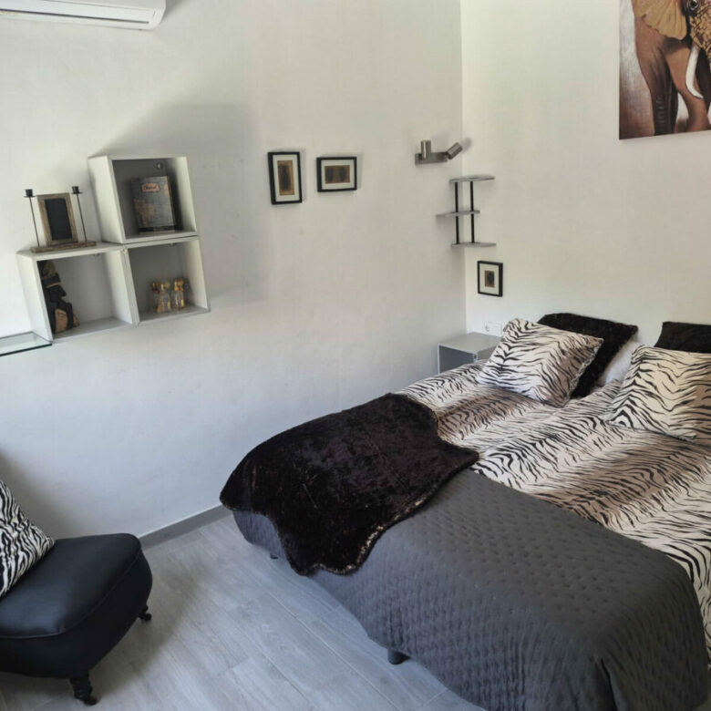FOR SALE 🏡 Beachside Three-Bedroom Villa with Two Roof Terraces in a Gated Resort Community – Bahía Dorada, Estepona 🇪🇸