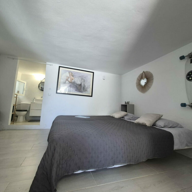 FOR SALE 🏡 Beachside Three-Bedroom Villa with Two Roof Terraces in a Gated Resort Community – Bahía Dorada, Estepona 🇪🇸