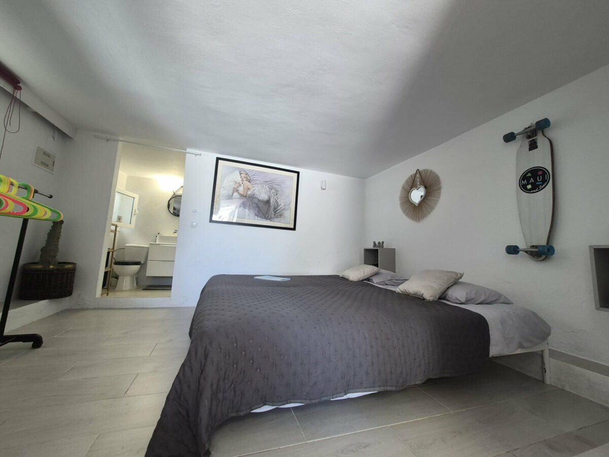 FOR SALE 🏡 Beachside Three-Bedroom Villa with Two Roof Terraces in a Gated Resort Community – Bahía Dorada, Estepona 🇪🇸