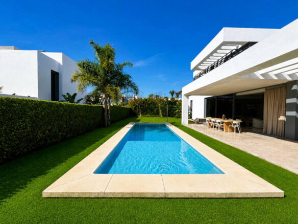 FOR SALE 🏡 Contemporary Five-Bedroom Villa with Pool, Gym and Games Room – Cancelada, New Golden Mile, Estepona 🇪🇸