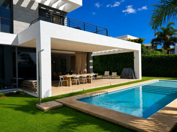 FOR SALE 🏡 Contemporary Five-Bedroom Villa with Pool, Gym and Games Room – Cancelada, New Golden Mile, Estepona 🇪🇸