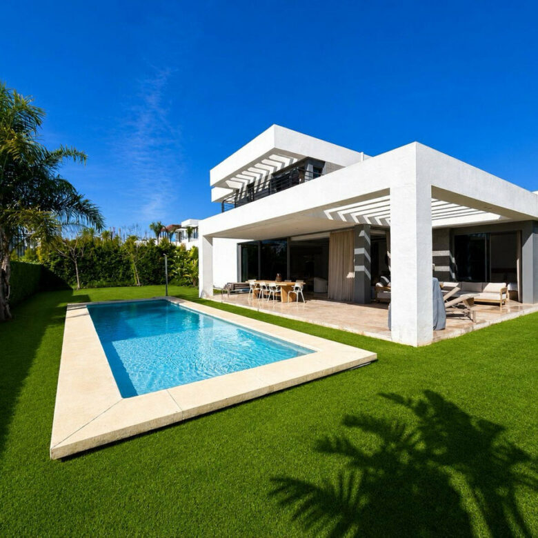 FOR SALE 🏡 Contemporary Five-Bedroom Villa with Pool, Gym and Games Room – Cancelada, New Golden Mile, Estepona 🇪🇸