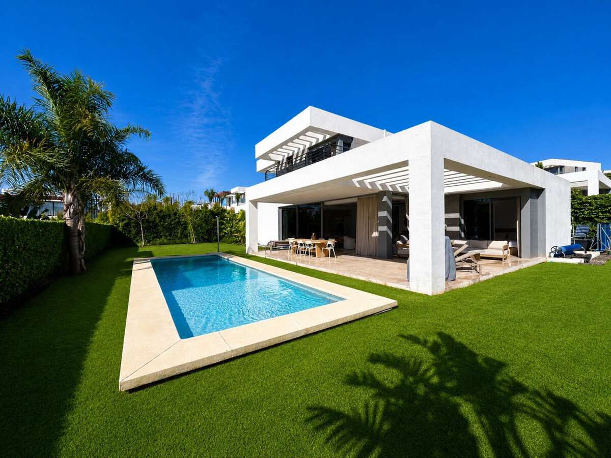 FOR SALE 🏡 Contemporary Five-Bedroom Villa with Pool, Gym and Games Room – Cancelada, New Golden Mile, Estepona 🇪🇸