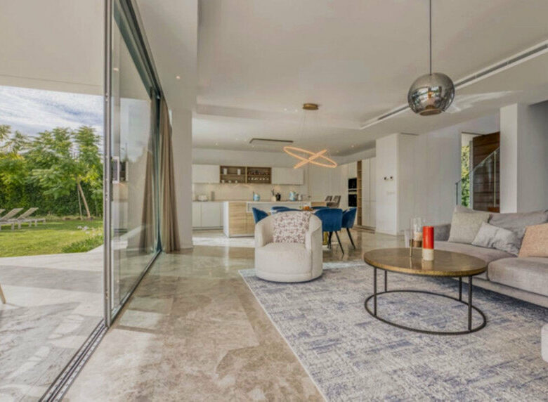FOR SALE 🏡 Contemporary Five-Bedroom Villa with Pool, Gym and Games Room – Cancelada, New Golden Mile, Estepona 🇪🇸