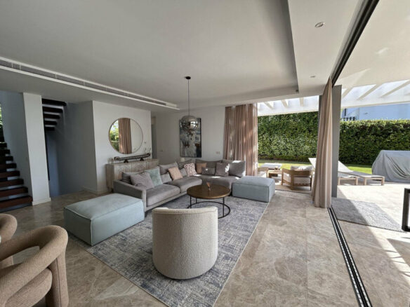 FOR SALE 🏡 Contemporary Five-Bedroom Villa with Pool, Gym and Games Room – Cancelada, New Golden Mile, Estepona 🇪🇸