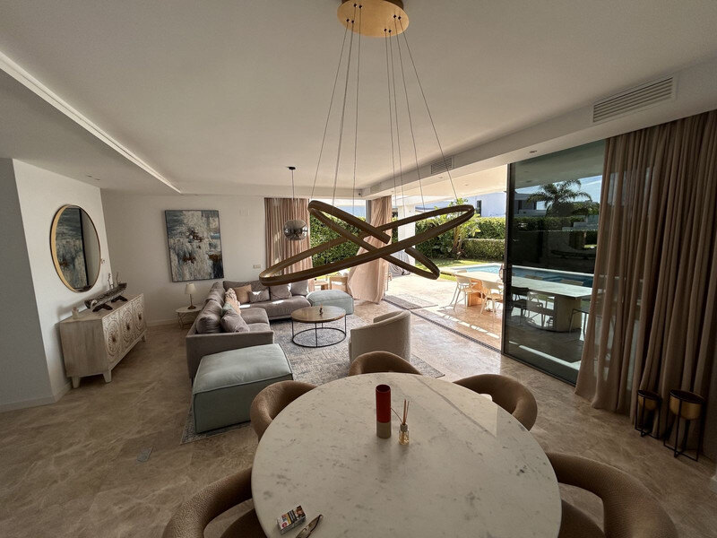 FOR SALE 🏡 Contemporary Five-Bedroom Villa with Pool, Gym and Games Room – Cancelada, New Golden Mile, Estepona 🇪🇸