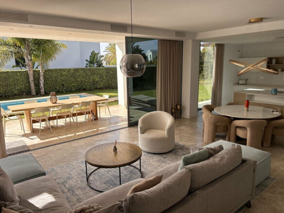 FOR SALE 🏡 Contemporary Five-Bedroom Villa with Pool, Gym and Games Room – Cancelada, New Golden Mile, Estepona 🇪🇸